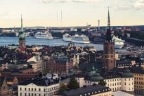 Швеция, вид через остров Гамла Стан в сторону гавани для круизных судов в Стокгольме — стоковое фото