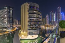 Emirati Arabi Uniti, Dubai, vista sul Pier 7 Building di Dubai Marina di notte — Foto stock