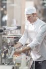Chef préparant la nourriture dans la cuisine du restaurant — Photo de stock