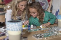 Mutter und Tochter basteln in eigener Garage — Stockfoto