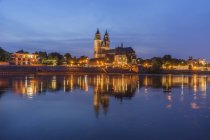 Germania, Magdeburgo, Cattedrale di Magdeburgo vista illuminata la sera — Foto stock