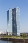 Німеччина, Франкфурт, переглянути до будівлі Європейського Центрального банку — стокове фото