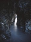 Spagna, Ortigueira, buco nella roccia, lunga esposizione della roccia sull'acqua — Foto stock