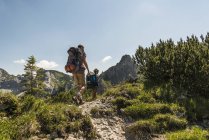 Autriche, Tyrol, Tannheimer Tal, jeune couple randonnée sur sentier de montagne — Photo de stock