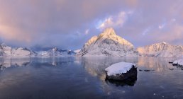 Norvegia, Olstind, Reine, Reinefjord, Lofoten, Olstind montagna vicino al tramonto — Foto stock