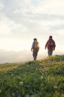 Austria, Tirol, pareja de senderismo en Unterberghorn al amanecer - foto de stock