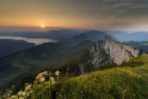 Австрия, Мергут, озеро Аттерзее на восходе солнца — стоковое фото