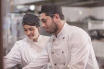 Dos chefs trabajando juntos en la cocina - foto de stock