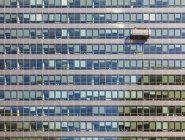 Bélgica, Bruselas, Barrio Europeo, edificio Carlomagno, Comisión Europea y limpiacristales durante el trabajo - foto de stock