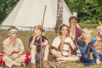 Германия, Саксония, индейцы и ковбойские вечеринки, Дети сидят у костра — стоковое фото