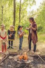 Deutschland, Sachsen, Indianer und Cowboyparty, Kinder rasten Marshmallows auf Stöcken — Stockfoto