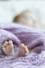 Ноги новорожденной девочки — стоковое фото