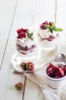 Dessert mit Erdbeeren, Baiser und Sahne — Stockfoto