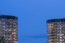 Alemanha, Wolfsburg, Autostadt, torres de carro ao entardecer — Fotografia de Stock