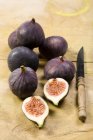 Fresh whole and halved Figs — Stock Photo