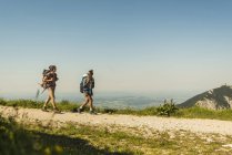 Austria, Tirolo, Tannheimer Tal, escursioni in montagna per giovani coppie — Foto stock
