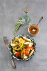Paprika und Zucchini-Salat mit Rosmarin, Chilipulver und einer Flasche Essig — Stockfoto