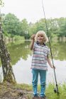 Junge bereitet Angelrute am See in der Natur zu — Stockfoto