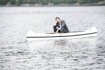 Бізнесмен в костюмі розслабляючий каное — стокове фото
