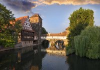 Alemania, Nuremberg, bar de vinos y torre de agua en el río Pegnitz - foto de stock