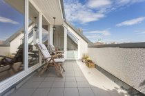 Alemania, Berlín. Casa de vacaciones con sillas en la azotea - foto de stock