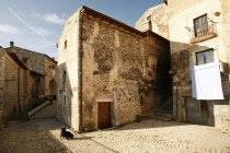 Italy, Abruzzo, Houses and square in mountain village — Stock Photo