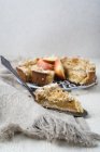 Tarta de manzana con crumble y canela con trozo de tarta en el servidor de tartas - foto de stock