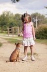 Menina com seu cão ao ar livre — Fotografia de Stock