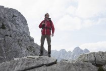 Germany, Bavaria, Osterfelderkopf, man standing in mountain landscape — Stock Photo
