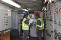 Tripulação que trabalha na sala de controlo de um navio de carga — Fotografia de Stock