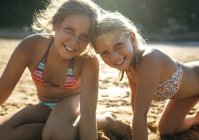 Ritratto di due sorelle testa a testa sulla spiaggia — Foto stock
