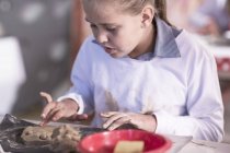 Mädchen arbeitet im Kunstunterricht in der Schule am Modellieren von Ton — Stockfoto