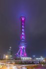 China, Shanghai, Oriental Pearl Tower pegado en las nubes bajas por la noche - foto de stock