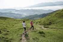 Austria, Due donne Nordic walking a Kranzhorn — Foto stock