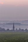 Allemagne, Basse-Saxe, Koenigslutter, Lelm avec l'église Sainte-Marie en automne, le matin — Photo de stock