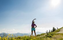 Austria, Tirolo, Valle di Tannheim, giovane donna che si allena in montagna — Foto stock