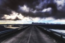 Islândia, Highway 1 e nuvens escuras sobre asfalto — Fotografia de Stock