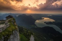 Австрия, Зальцкаммергут, Маунтин Шафберг и озеро Мондзе на закате — стоковое фото
