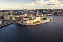 Svezia, Vista verso Gamla Stan, l'isola centrale e vecchia di Stoccolma vista aerea in giornata di sole — Foto stock
