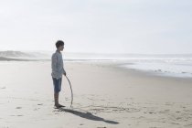 Afrique du Sud, Witsand, garçon avec un bâton debout sur la plage — Photo de stock