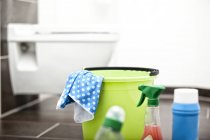 Чистящие средства в ванной комнате — стоковое фото