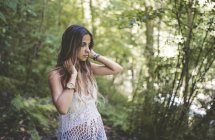 Junge Frau im Wald — Stockfoto