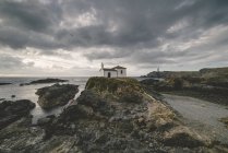 Espagne, Valdovino, Meiras, petite chapelle sur la côte galicienne — Photo de stock
