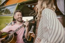 Casal feliz em van fazendo música — Fotografia de Stock