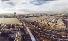 Німеччина, Кельн, видом на місто з річки Рейн і Гогенцоллерн міст — стокове фото
