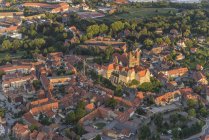 Vista aérea de Quedlinburg con la iglesia colegiata en el crepúsculo de la tarde, Alemania - foto de stock