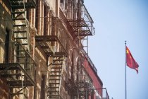 EUA, Nova Iorque, Edifícios em Chinatown durante o dia — Fotografia de Stock