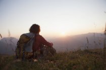 Австрія, Тіроль, Unterberghorn, мандрівного, відпочиваючи в альпійський пейзаж на заході сонця — стокове фото