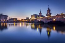 Germania, Berlino, Oberbaumbruecke al crepuscolo — Foto stock