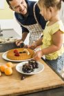 Felice padre e figlia in cucina preparare torta di frutta — Foto stock